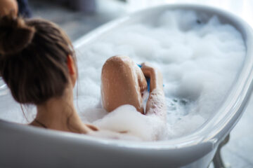Enjoying a relaxing bath. The Inspiraology team explain how hypnotherapy can make all the difference in helping people to overcome 'ablutophobia.' Image: Shutterstock.