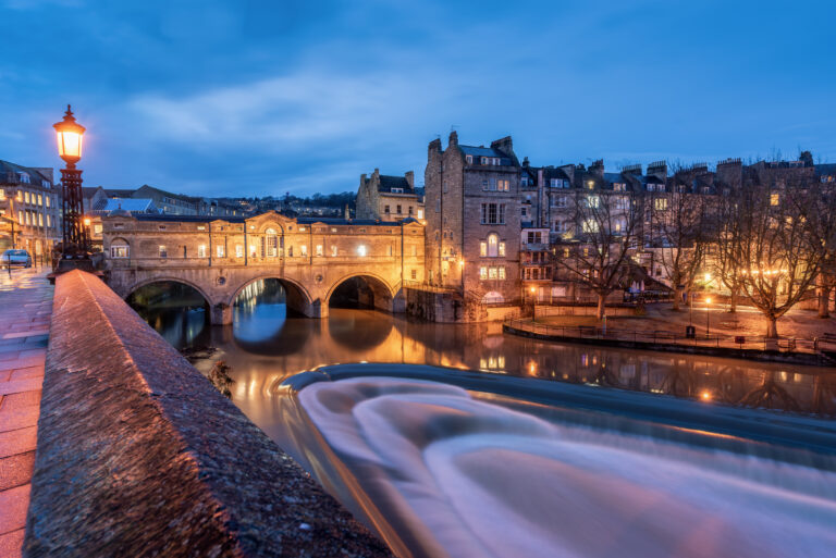 Pulteney Bridge over the River Avon during twilight in Bath, UK. Image: Nattapoom V / Shutterstock.