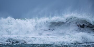 Cornish waves highlighting the power of renewable energy in the south west. Image: Paul Nash / Shutterstock.