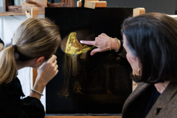 Researchers looking at Rembrandt's Vision of Zacharias in the Temple. Image: © Kelly Schenk / Rijksmuseum.